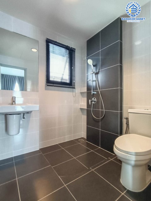 *****บ้านเดี่ยวมือสองย่านนนทบุรี ม.เพฟ ปิ่นเกล้า-ศาลายา เนื้อที่กว้างขวางมากถึง 54.40 ตร.ว. ฟังก์ชัน 3 ห้องนอน 3 ห้องน้ำ ที่จอดรถ 2 คัน บ้านสวยสไตล์โมเดิร์น มีพื้นที่รอบ ๆ บ้าน โครงการตั้งบนทำเลแห่งการเดินทาง เชื่อมต่อถนนกาญจนาภิเษก ใกล้รถไฟฟ้าสายสีแดงอ่อน "สถานีศาลายา" จองเลย!